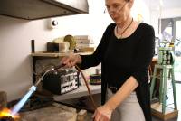 Goldschmiedemeisterin Raring übt seit über 30 Jahren das Goldschmiedehandwerk aus und fertigt authentische individuelle Schmuckstücke